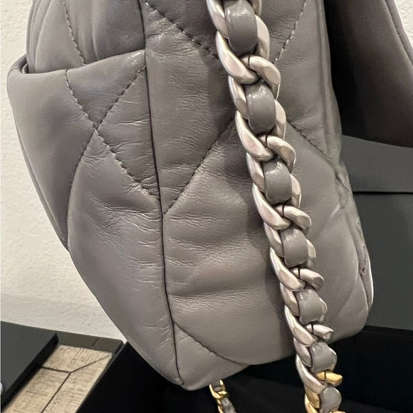 Chanel 19 small in light gray - Picture 5 of 10
